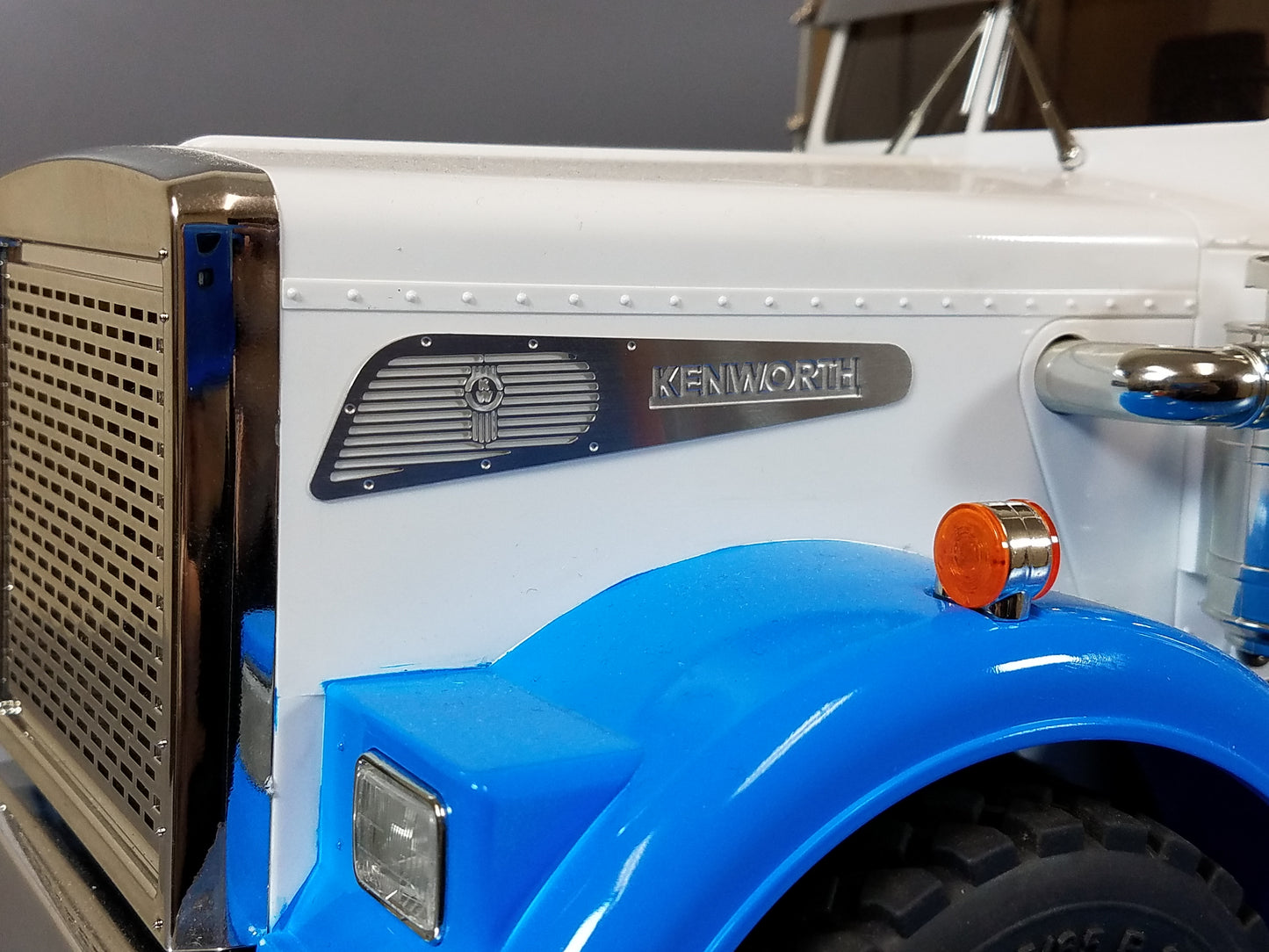 7.2cm Kenworth KW Pair Logo Emblem Plate for Tamiya Toy R/C 1/14 King Hauler Grand Hauler Knight Hauler Globeliner