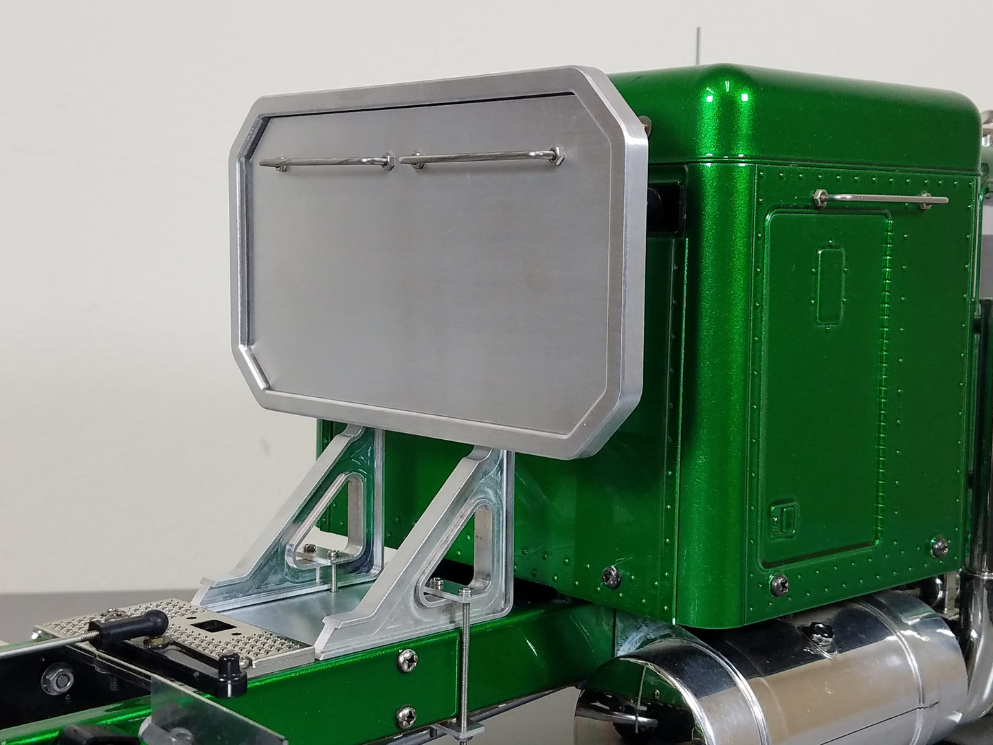 Aluminum "Toy" Rear Back Headache Rack Chassis Mount for Tamiya R/C 1/14 King Hauler Grand Hauler Knight Hauler Man Globeliner Aeromax Cascadia Actros Scania