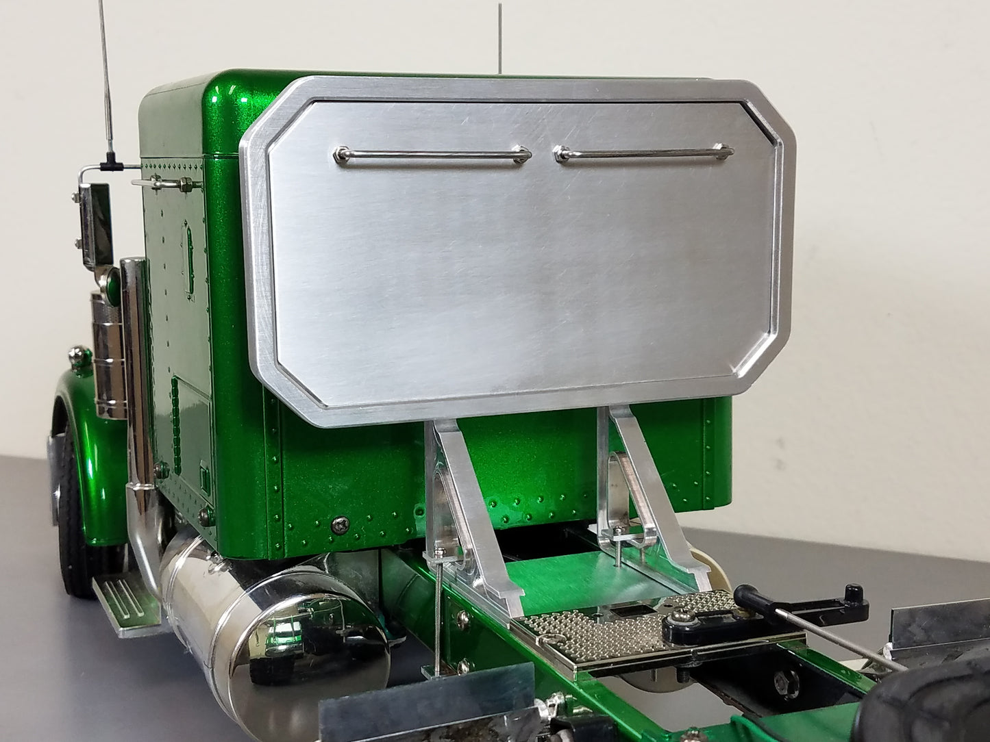 Aluminum "Toy" Rear Back Headache Rack Chassis Mount for Tamiya R/C 1/14 King Hauler Grand Hauler Knight Hauler Man Globeliner Aeromax Cascadia Actros Scania