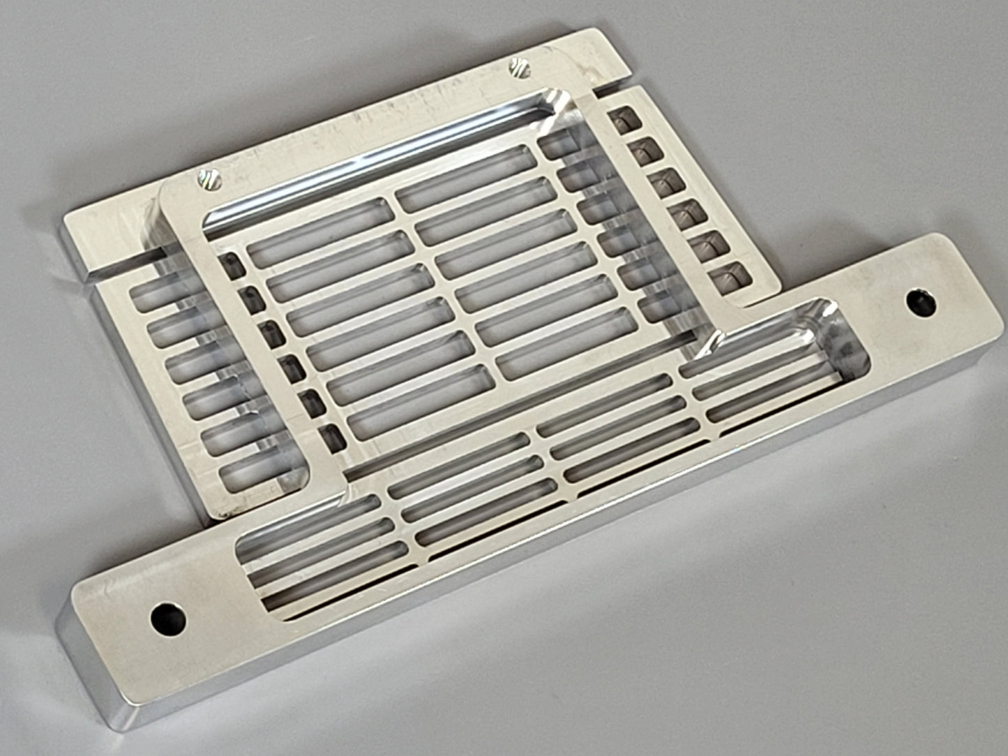 Aluminum Design Front Grill Mount Mounting Guard Plate for Tamiya R/C 1/14 Globeliner Semi Truck Tractor
