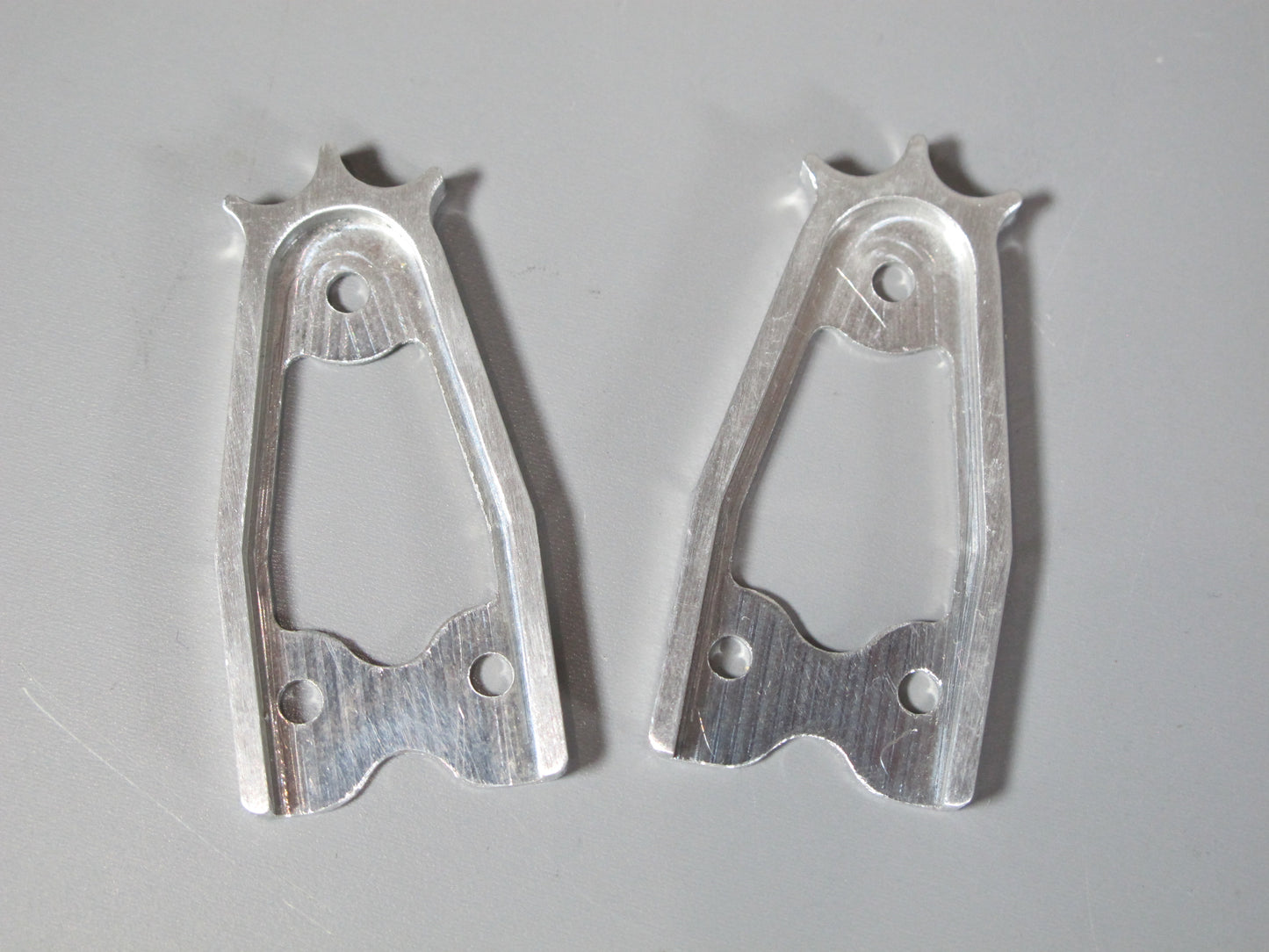 Pair Aluminum Front Style Suspension Mount Plates Bracket for Tamiya 1/14 King Hauler Knight Hauler Grand Hauler Globeliner Aeromax Scania 1/10 Ford F350 Hilux Tundra