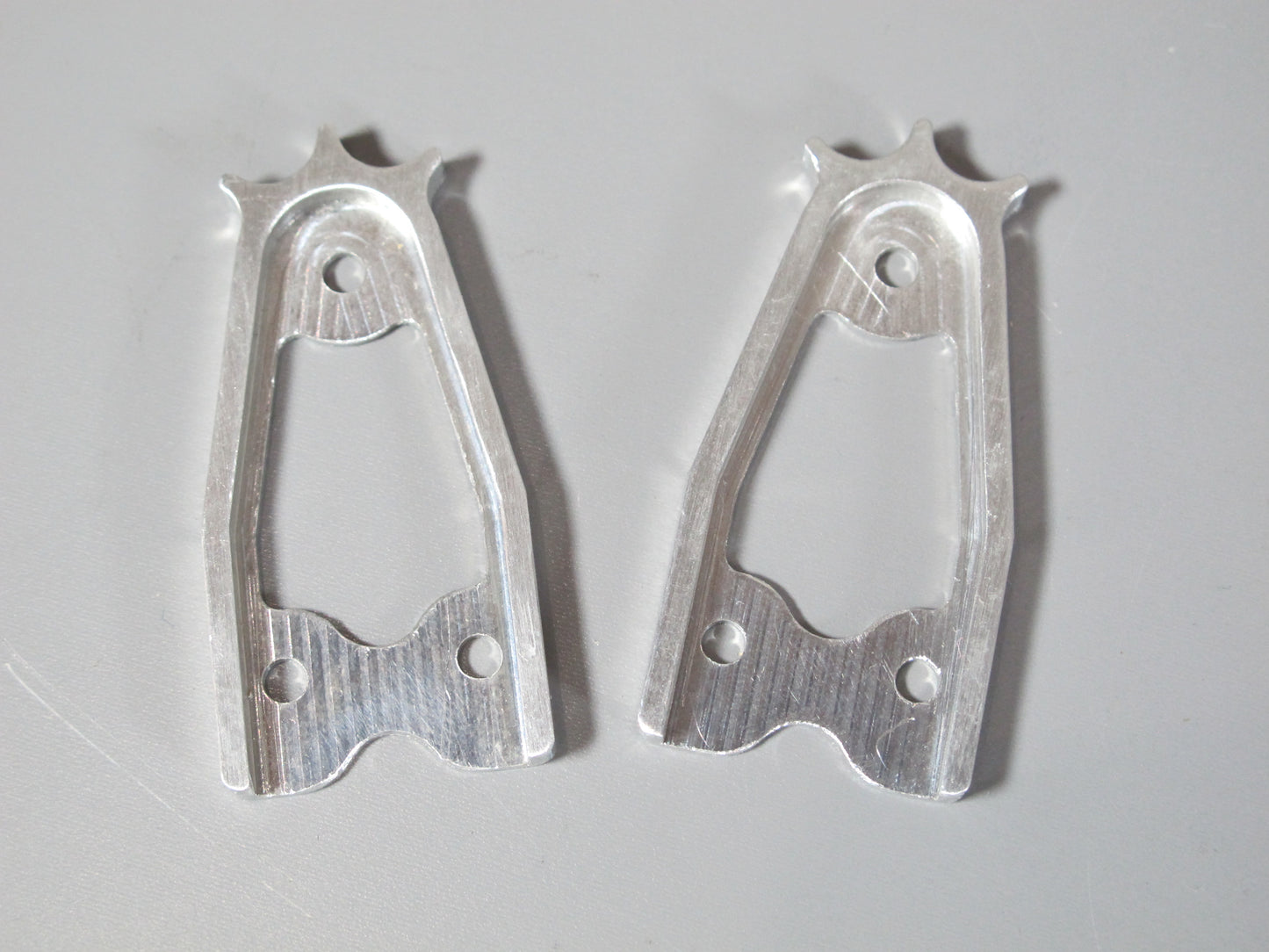Pair Aluminum Front Style Suspension Mount Plates Bracket for Tamiya 1/14 King Hauler Knight Hauler Grand Hauler Globeliner Aeromax Scania 1/10 Ford F350 Hilux Tundra