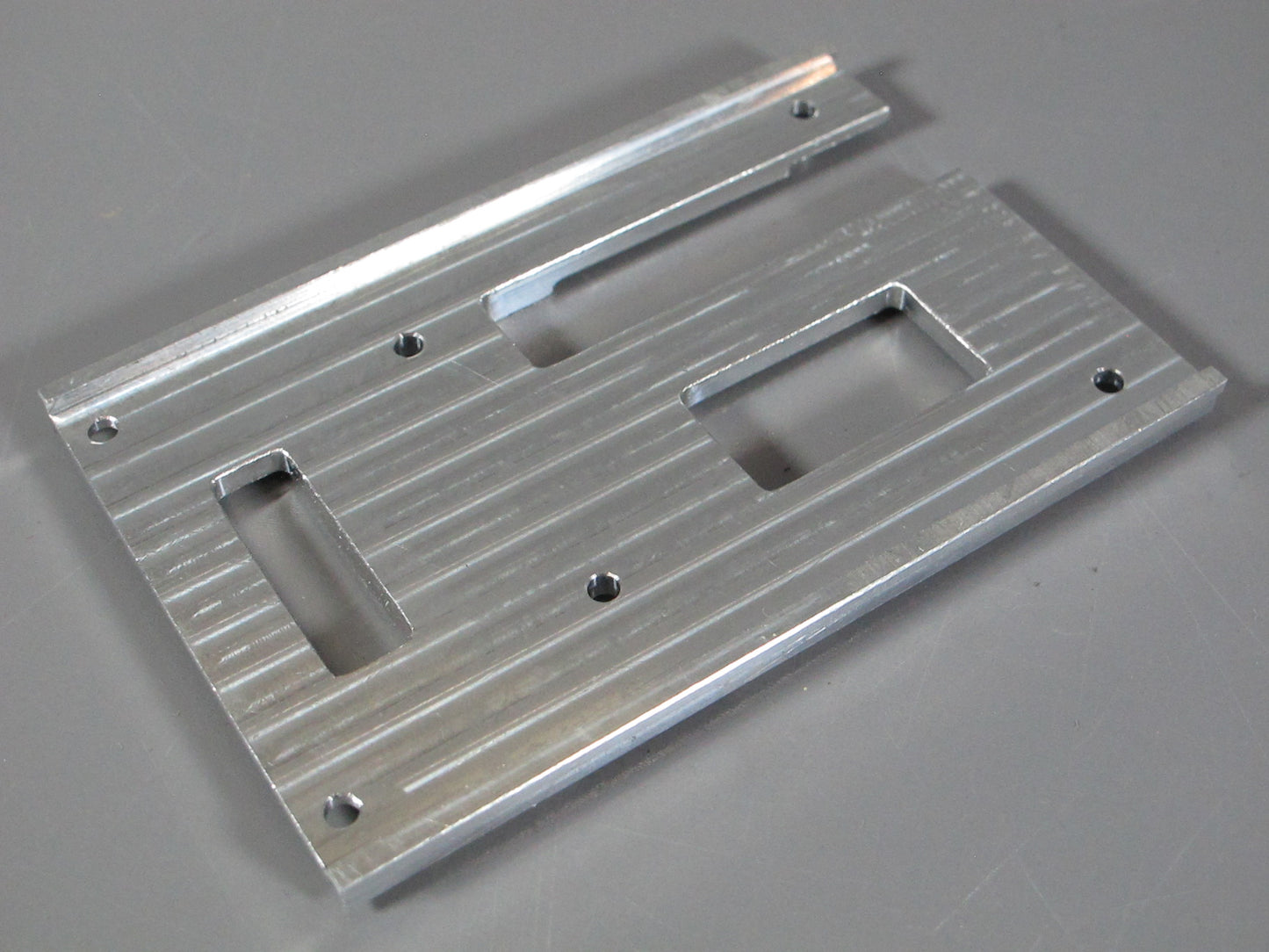 Aluminum Fifth Wheel Mounting Mount Plate Servo Release Opening for Tamiya 1/14 King Hauler Grand Hauler Knight Hauler Scania Globeliner Cascadia Aeromax Actros