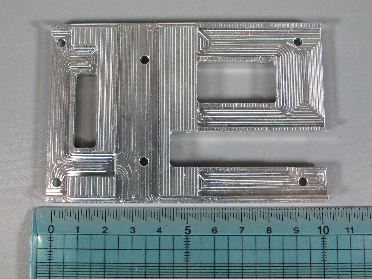 Aluminum Fifth Wheel Mounting Mount Plate Servo Release Opening for Tamiya 1/14 King Hauler Grand Hauler Knight Hauler Scania Globeliner Cascadia Aeromax Actros
