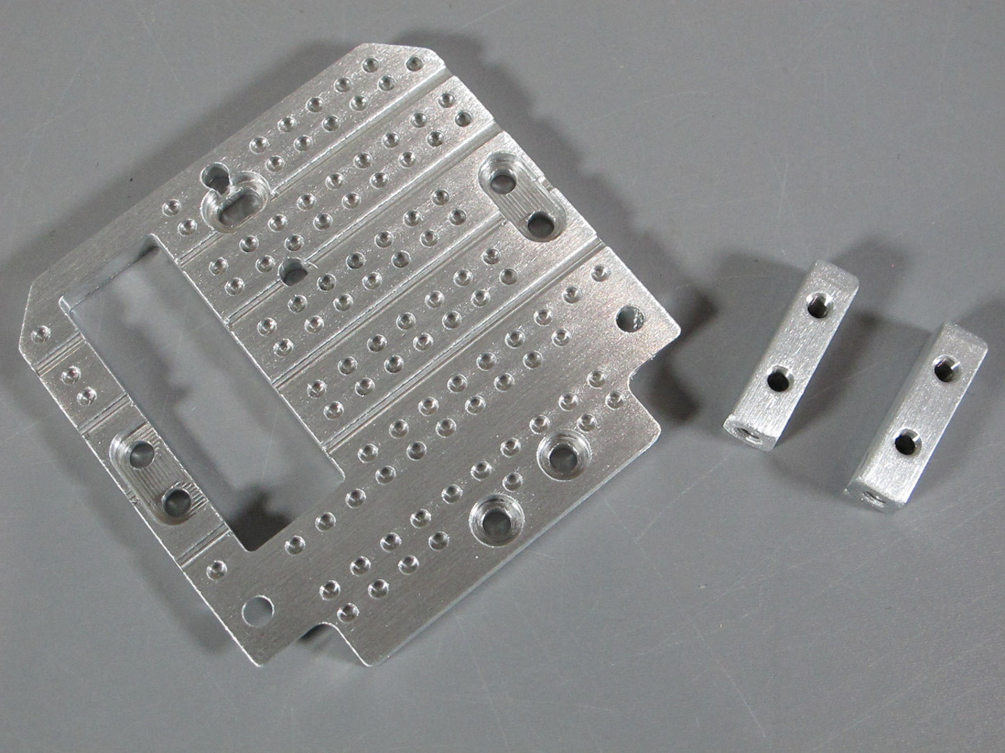 Aluminum Fifth Wheel Servo Release Stay Mounting Mount Plate for Tamiya 1/14 R/C King Hauler Grand Hauler Knight Hauler Globeliner Aeromax Scania Cascadia Actros