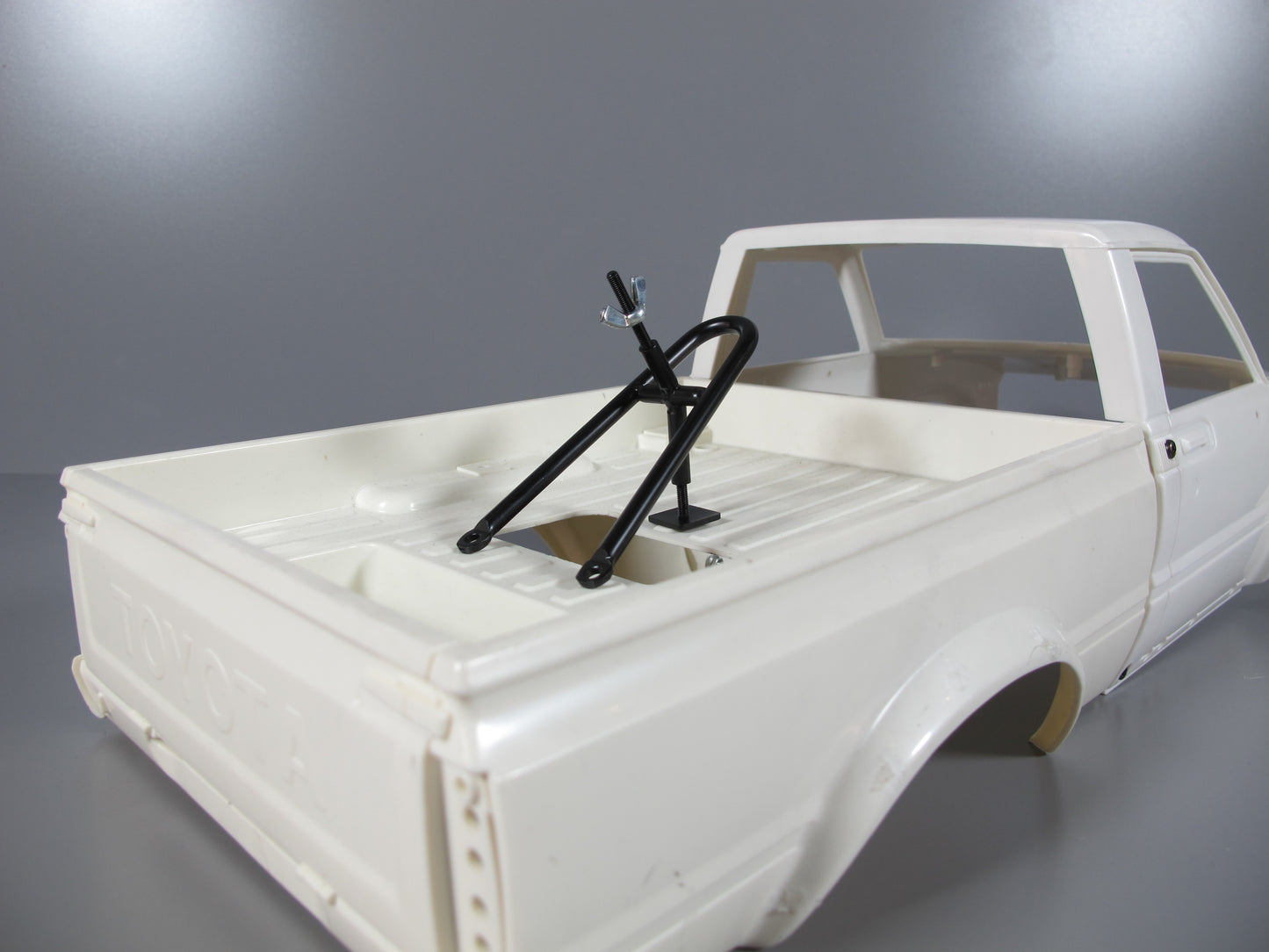 Metal Toy Truck Trunk Bed Mount Spare Tire Rack Stand for R/C Car Truck Tamiya Traxxas Kyosho Axial 1/10 F350 Hilux Tundra Clodbuster Blackfoot