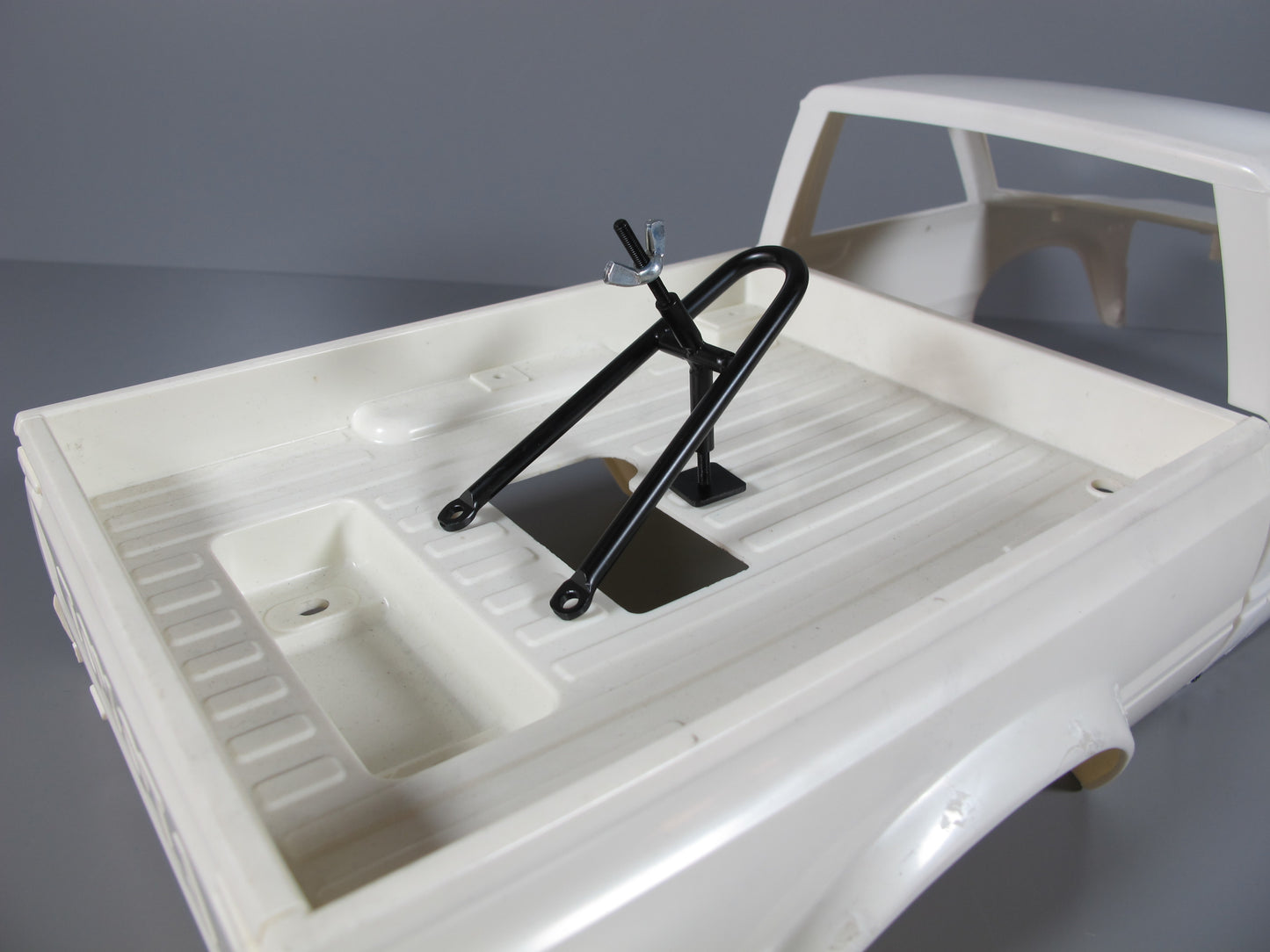 Metal Toy Truck Trunk Bed Mount Spare Tire Rack Stand for R/C Car Truck Tamiya Traxxas Kyosho Axial 1/10 F350 Hilux Tundra Clodbuster Blackfoot