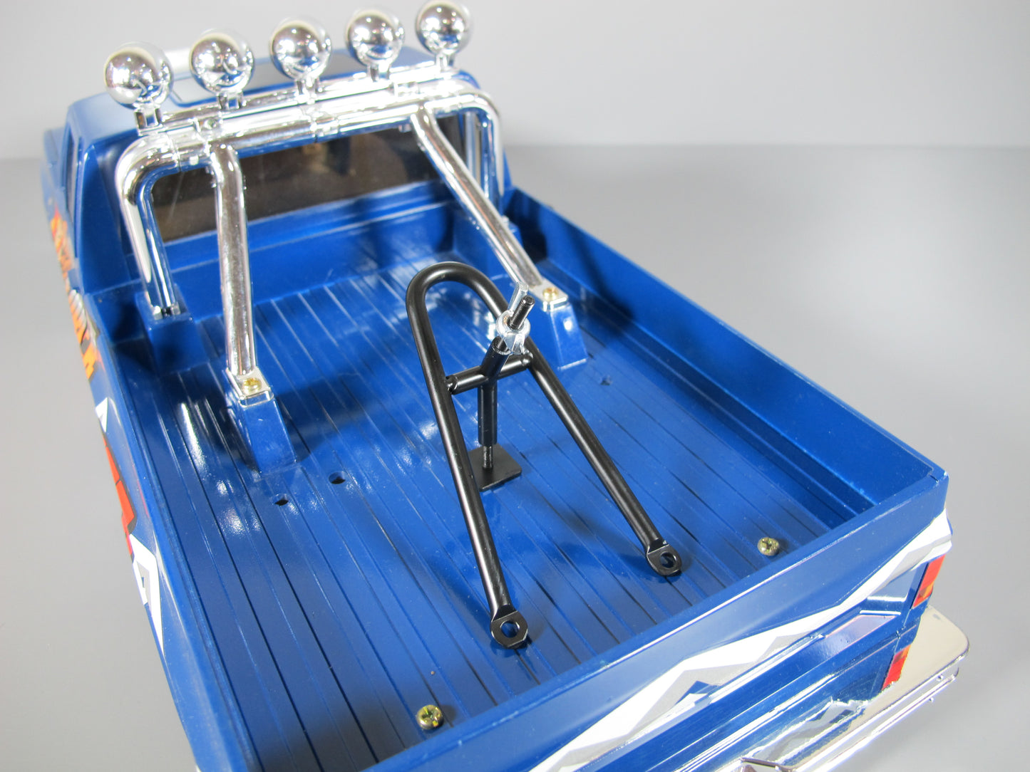 Metal Toy Truck Trunk Bed Mount Spare Tire Rack Stand for R/C Car Truck Tamiya Traxxas Kyosho Axial 1/10 F350 Hilux Tundra Clodbuster Blackfoot