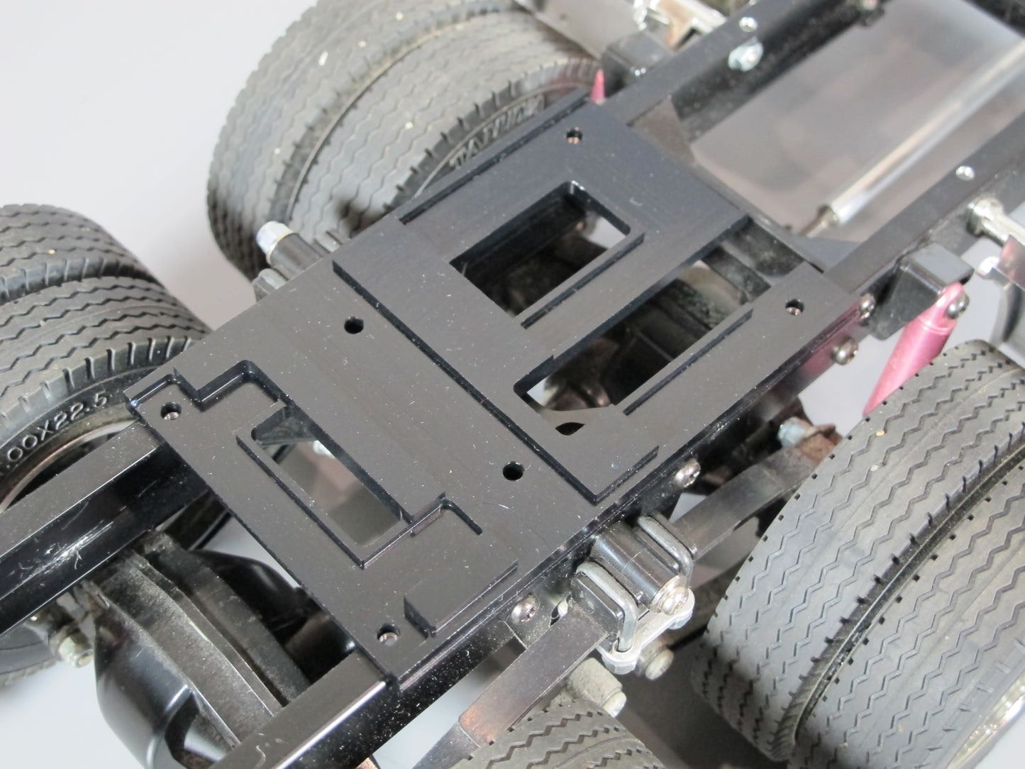Aluminum Black Color Fifth Wheel Mounting Mount Plate Servo Release Opening for Tamiya 1/14 King Hauler Grand Hauler Knight Hauler Globeliner Aeromax Cascadia Scania Actros Man