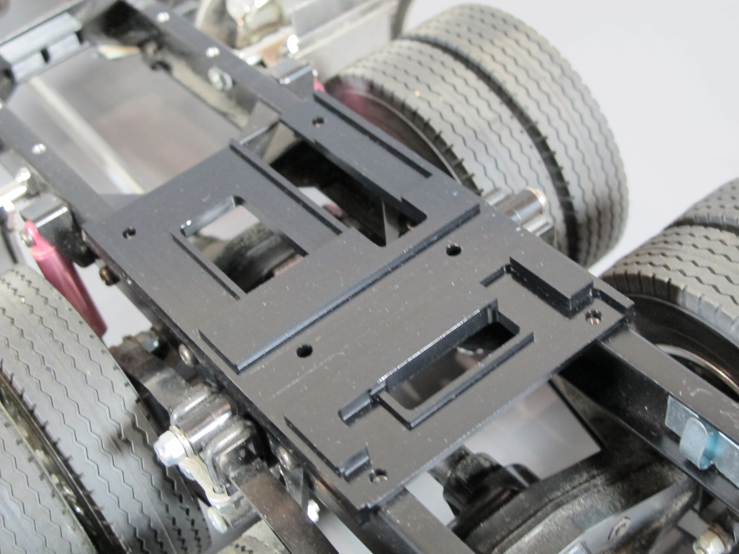 Aluminum Black Color Fifth Wheel Mounting Mount Plate Servo Release Opening for Tamiya 1/14 King Hauler Grand Hauler Knight Hauler Globeliner Aeromax Cascadia Scania Actros Man