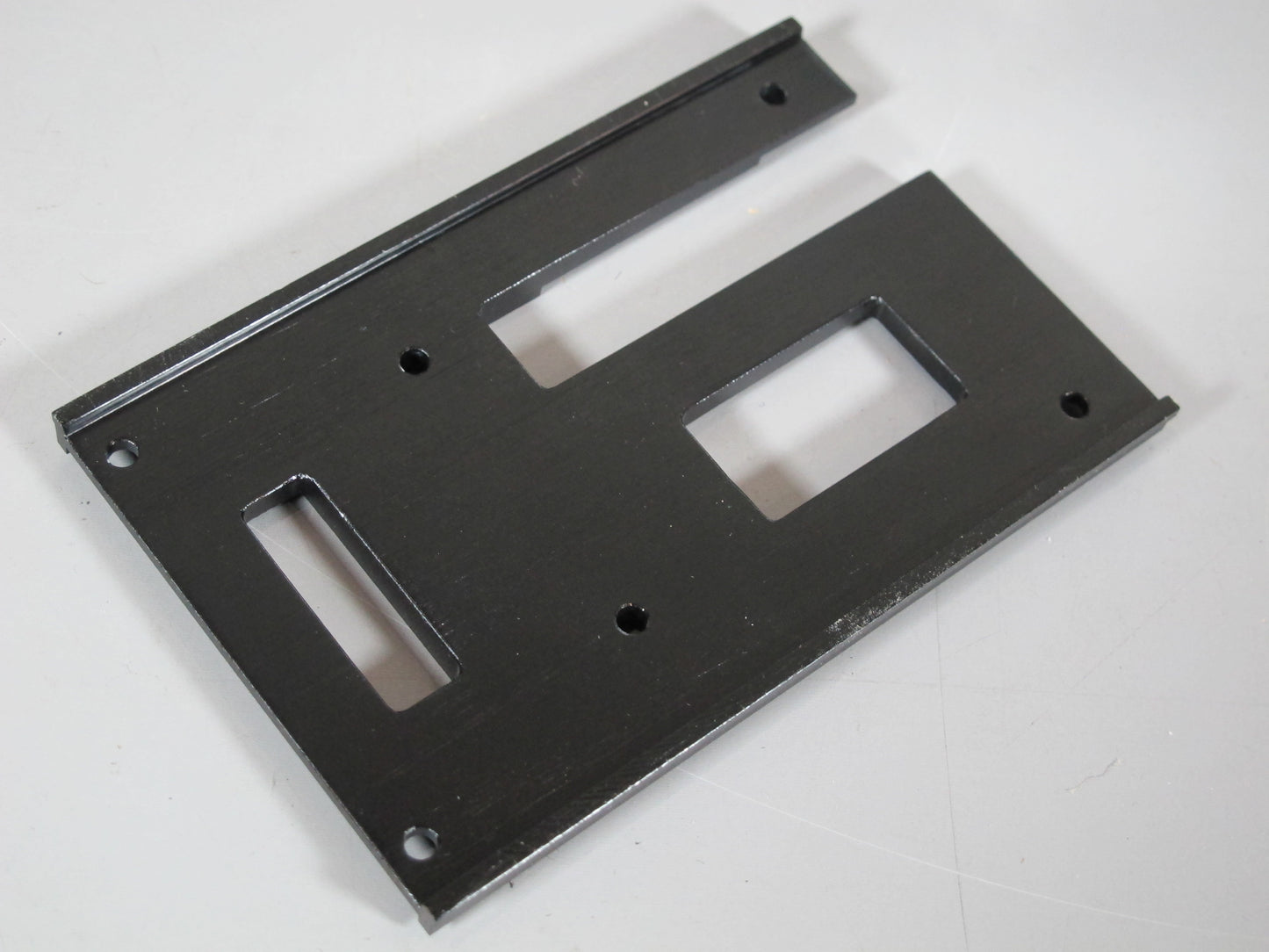 Aluminum Black Color Fifth Wheel Mounting Mount Plate Servo Release Opening for Tamiya 1/14 King Hauler Grand Hauler Knight Hauler Globeliner Aeromax Cascadia Scania Actros Man