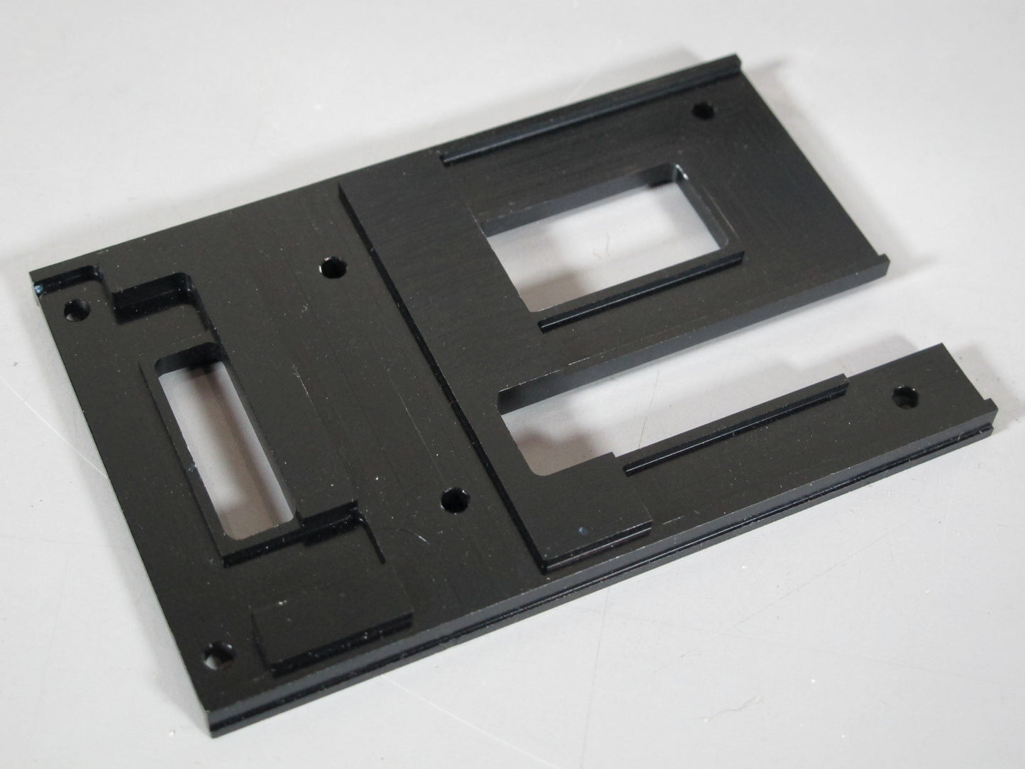 Aluminum Black Color Fifth Wheel Mounting Mount Plate Servo Release Opening for Tamiya 1/14 King Hauler Grand Hauler Knight Hauler Globeliner Aeromax Cascadia Scania Actros Man
