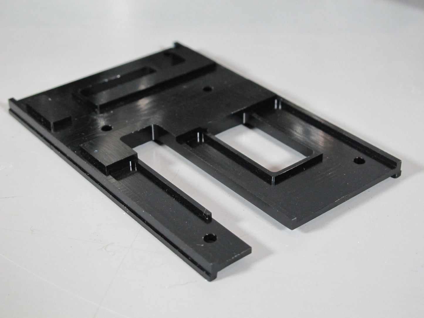 Aluminum Black Color Fifth Wheel Mounting Mount Plate Servo Release Opening for Tamiya 1/14 King Hauler Grand Hauler Knight Hauler Globeliner Aeromax Cascadia Scania Actros Man