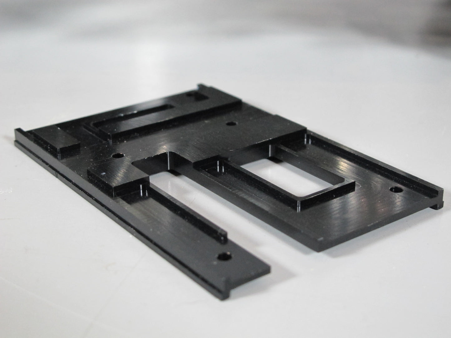 Aluminum Black Color Fifth Wheel Mounting Mount Plate Servo Release Opening for Tamiya 1/14 King Hauler Grand Hauler Knight Hauler Globeliner Aeromax Cascadia Scania Actros Man