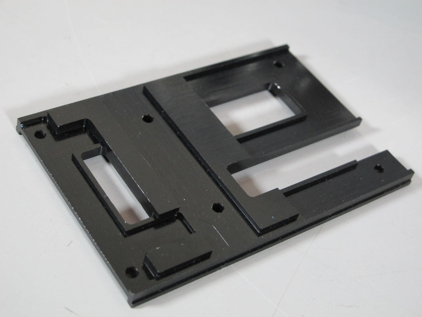 Aluminum Black Color Fifth Wheel Mounting Mount Plate Servo Release Opening for Tamiya 1/14 King Hauler Grand Hauler Knight Hauler Globeliner Aeromax Cascadia Scania Actros Man