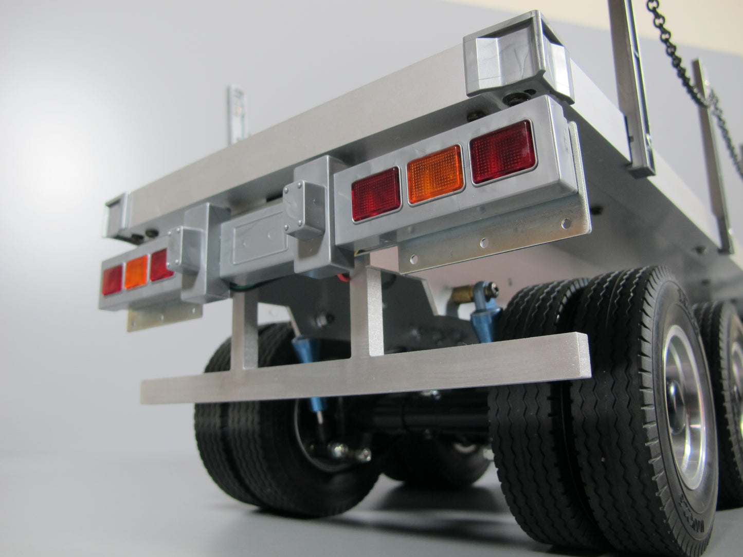 Rear Aluminum Lower Chassis Mount Bumper Protector Bar for Tamiya 1/14 R/C Toy Semi Tank Fuel Box Trailer Flatbed