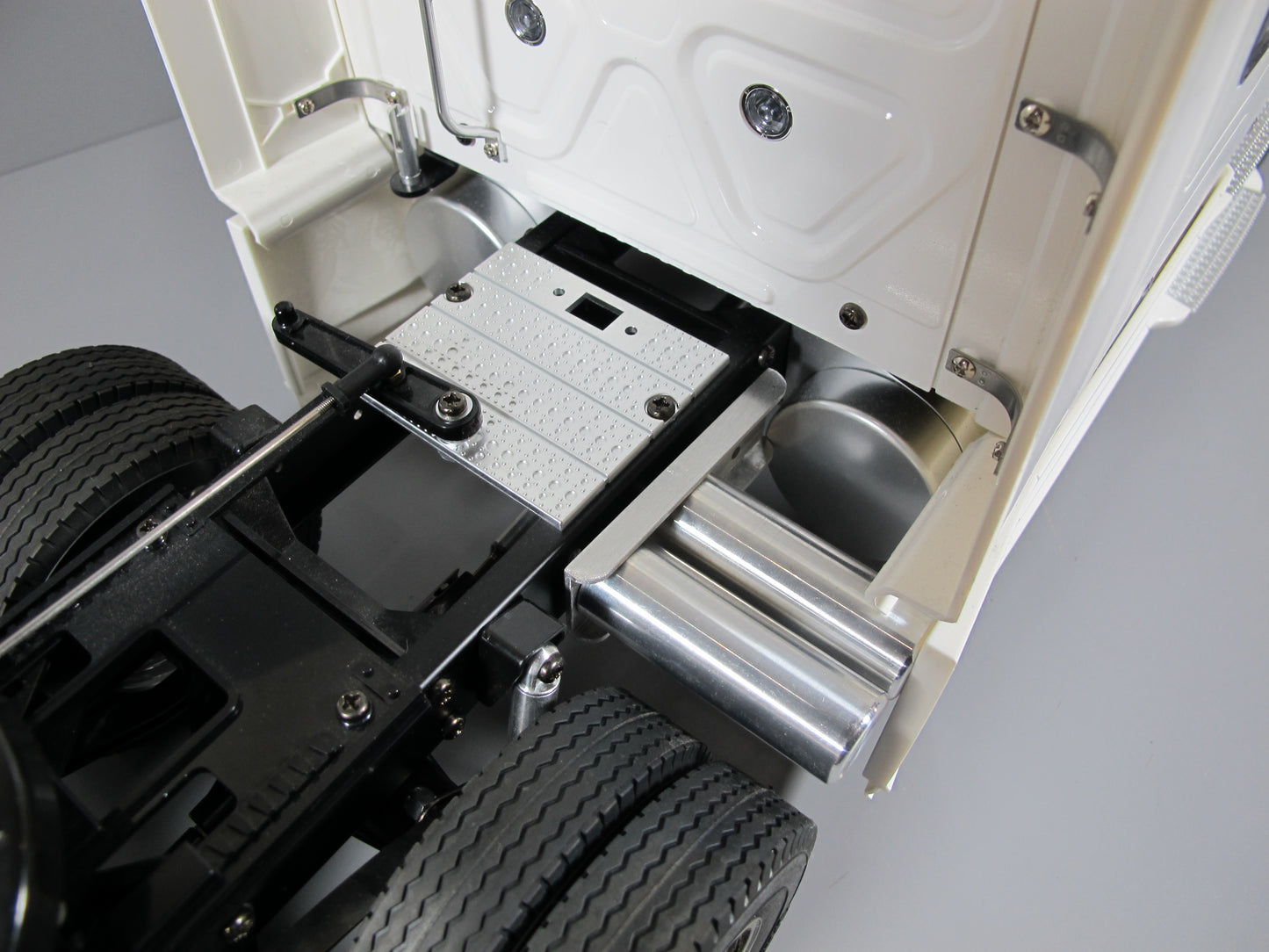 Aluminum Simulate Dual Air Oil Tank Mount Bracket for Tamiya Toy R/C 1/14 King Hauler Knight Hauler Grand Hauler Globeliner Scania Cascadia Volvo