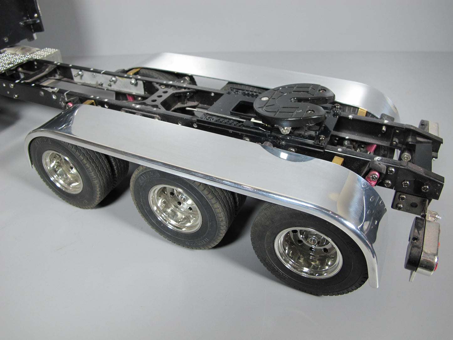 Pair Aluminum Rear Tri Axle Fender Cover + Mount for Tamiya Toy R/C 1/14 King Hauler Grand Hauler Knight Hauler Cascadia Aeromax Semi Truck