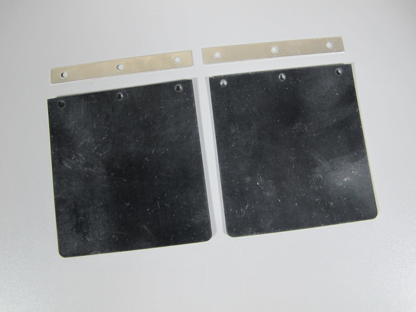 Pair Rear 5cmx 5.2cm Black Rubber Mud Flap Guards & Mount Plate for Tamiya Toy R/C 1/14 King Hauler Grand Hauler Knight Hauler Cascadia Aeromax Globeliner