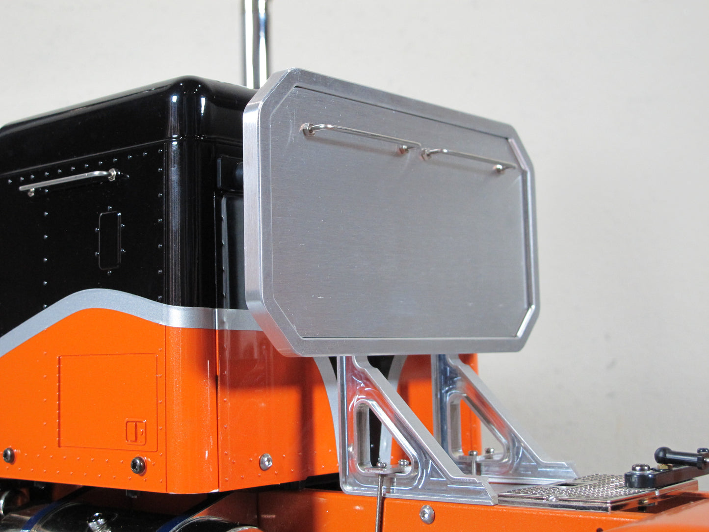 Aluminum "Toy" Rear Back Headache Rack Chassis Mount for Tamiya R/C 1/14 King Hauler Grand Hauler Knight Hauler Man Globeliner Aeromax Cascadia Actros Scania