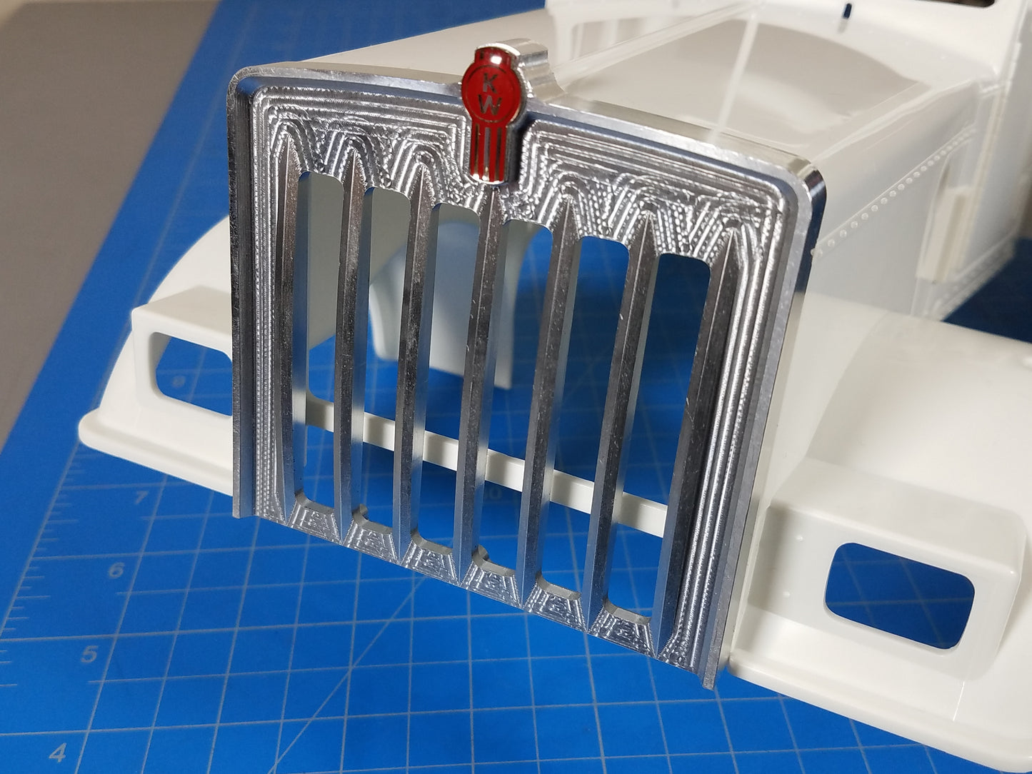 Aluminium Front Hood Grill Shield Cover Plate + 1.7cm KW Logo Emblem for Tamiya R/C King Hauler Grand Hauler