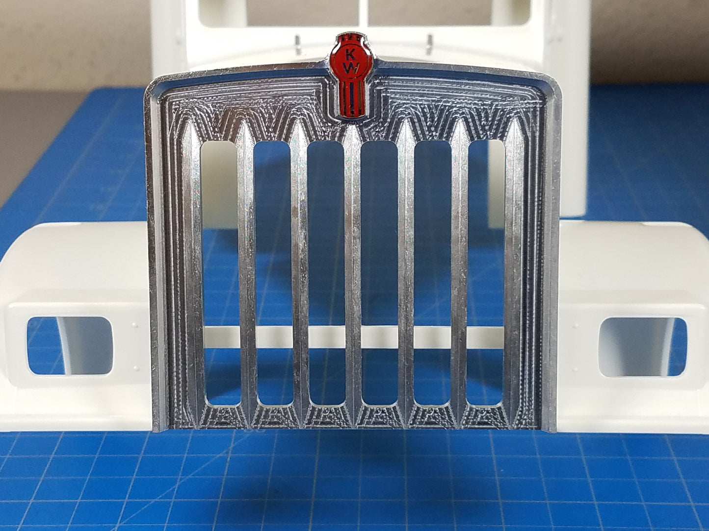 Aluminium Front Hood Grill Shield Cover Plate + 1.7cm KW Logo Emblem for Tamiya R/C King Hauler Grand Hauler