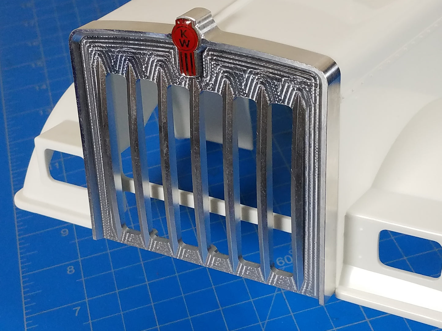 Aluminium Front Hood Grill Shield Cover Plate + 1.7cm KW Logo Emblem for Tamiya R/C King Hauler Grand Hauler