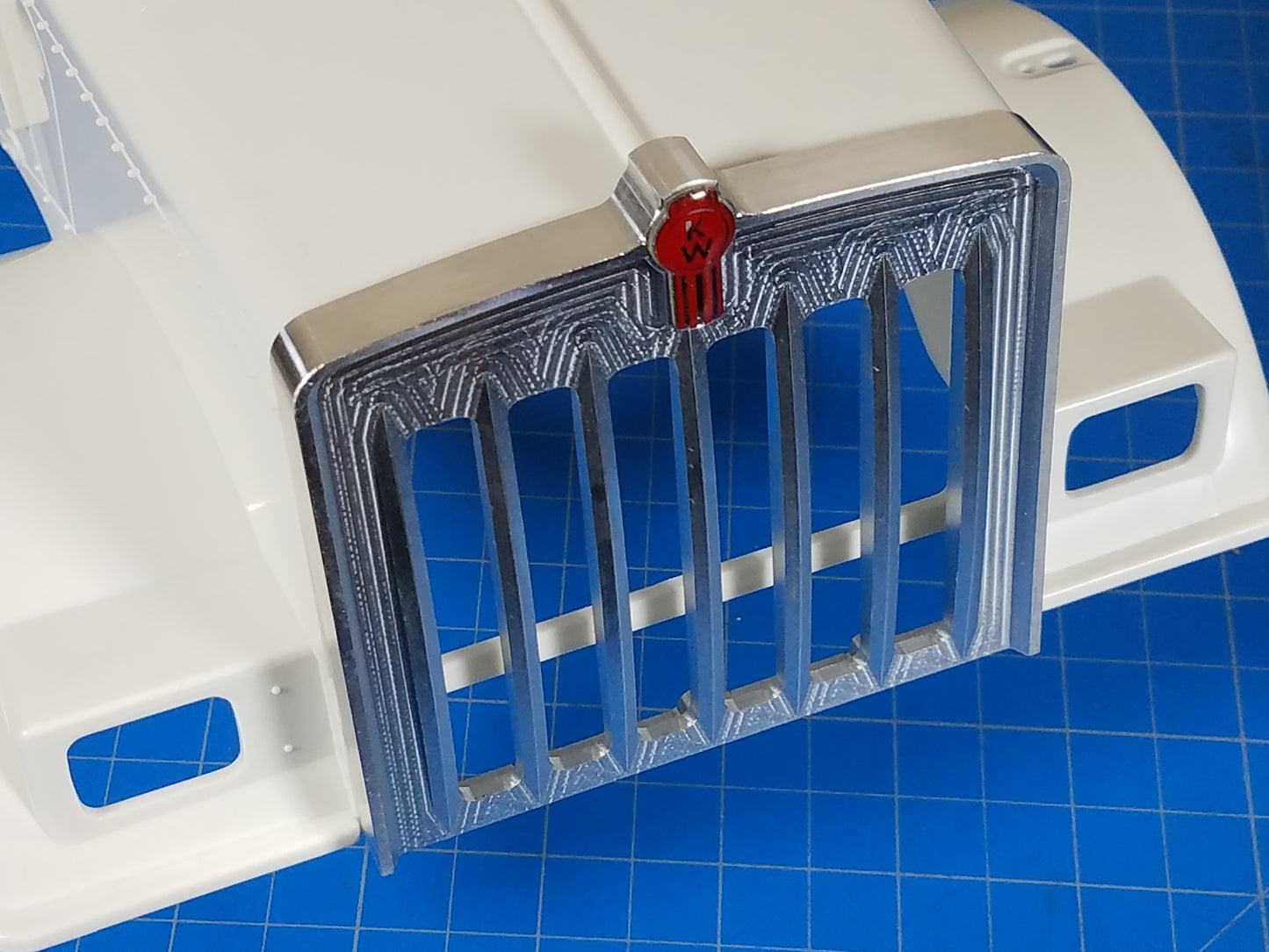 Aluminium Front Hood Grill Shield Cover Plate + 1.7cm KW Logo Emblem for Tamiya R/C King Hauler Grand Hauler
