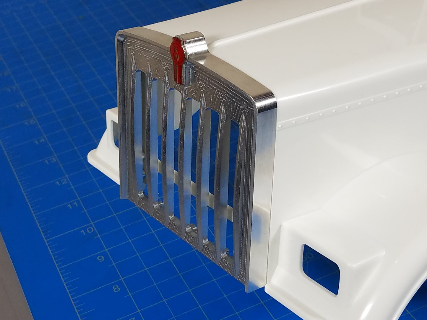 Aluminium Front Hood Grill Shield Cover Plate + 1.7cm KW Logo Emblem for Tamiya R/C King Hauler Grand Hauler