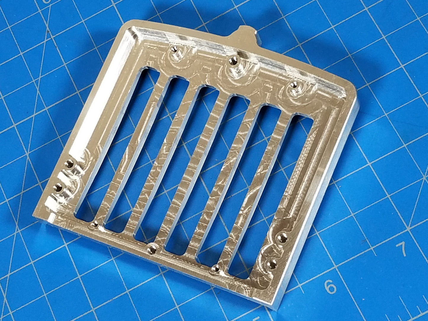 Aluminium Front Hood Grill Shield Cover Plate + 1.7cm KW Logo Emblem for Tamiya R/C King Hauler Grand Hauler