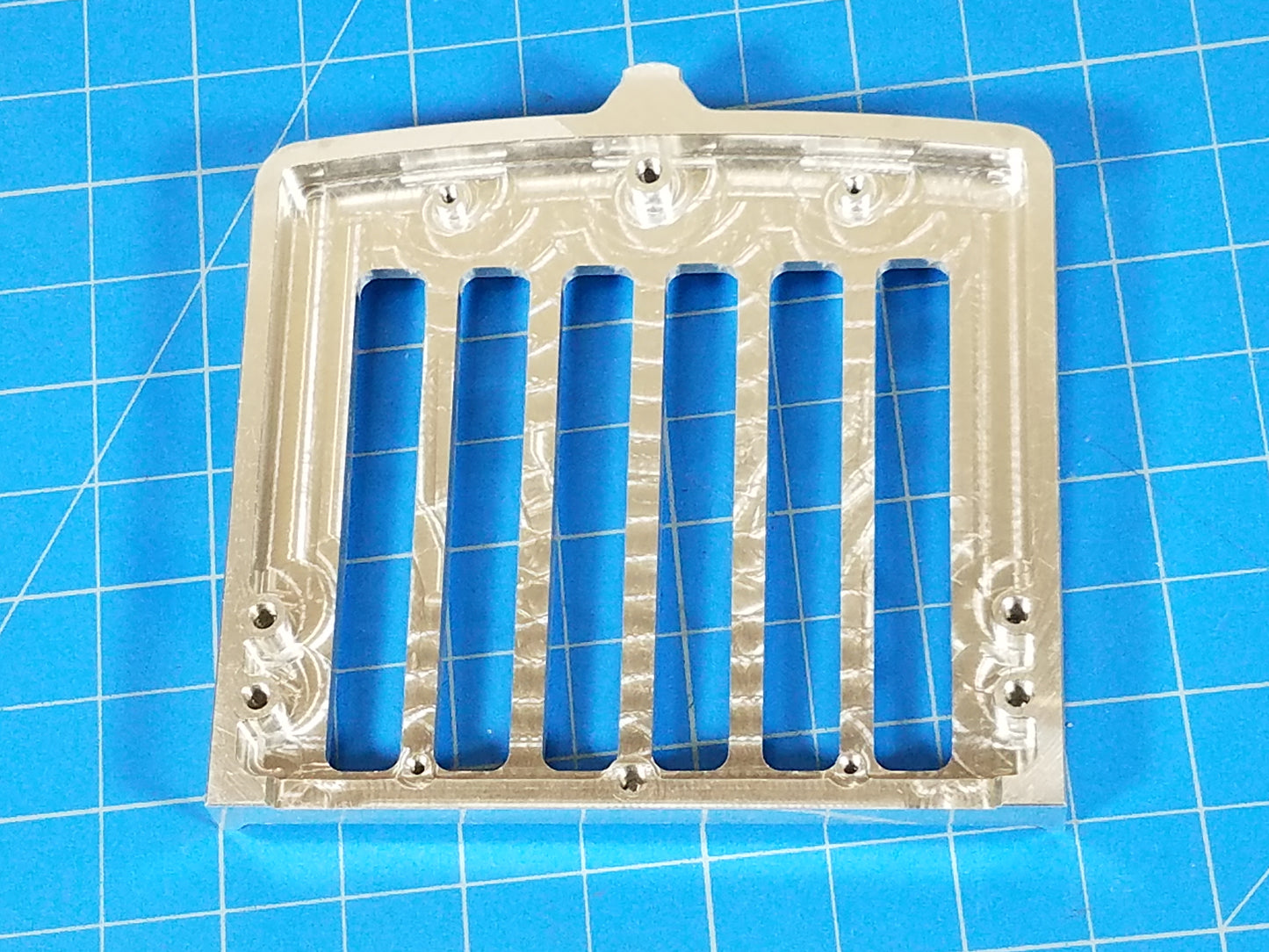 Aluminium Front Hood Grill Shield Cover Plate + 1.7cm KW Logo Emblem for Tamiya R/C King Hauler Grand Hauler