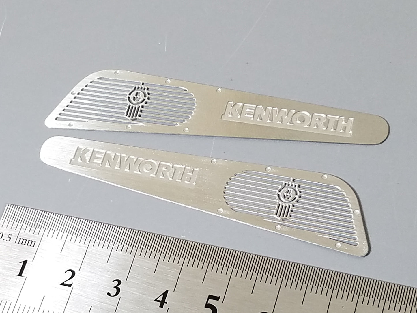 7.2cm Kenworth KW Pair Logo Emblem Plate for Tamiya Toy R/C 1/14 King Hauler Grand Hauler Knight Hauler Globeliner