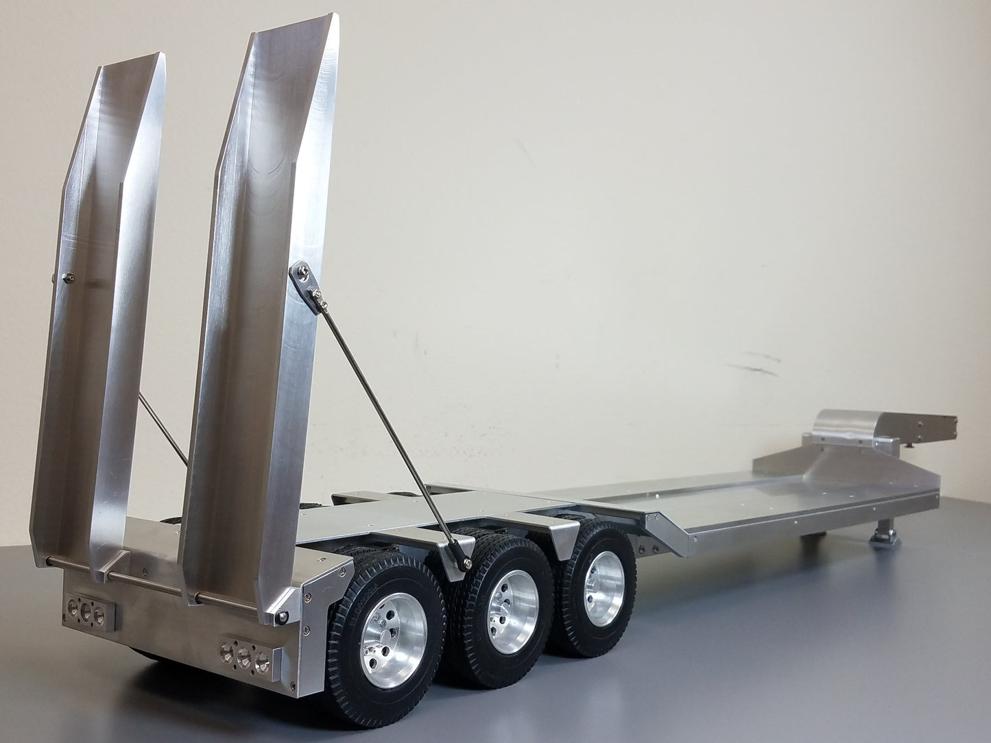 Toy R/C Aluminum Tamiya 1/14 Scale 3-Axle Low Boy Rider Flatbed Deck with Ramp Trailer for King Hauler Knight Hauler Grand Hauler Scania Volvo Mercedes Aeromax Globeliner