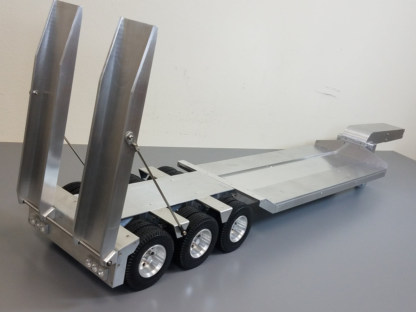 Toy R/C Aluminum Tamiya 1/14 Scale 3-Axle Low Boy Rider Flatbed Deck with Ramp Trailer for King Hauler Knight Hauler Grand Hauler Scania Volvo Mercedes Aeromax Globeliner