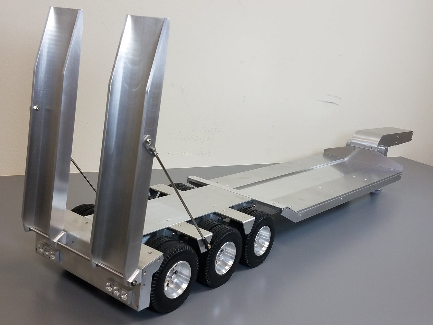 Toy R/C Aluminum Tamiya 1/14 Scale 3-Axle Low Boy Rider Flatbed Deck with Ramp Trailer for King Hauler Knight Hauler Grand Hauler Scania Volvo Mercedes Aeromax Globeliner