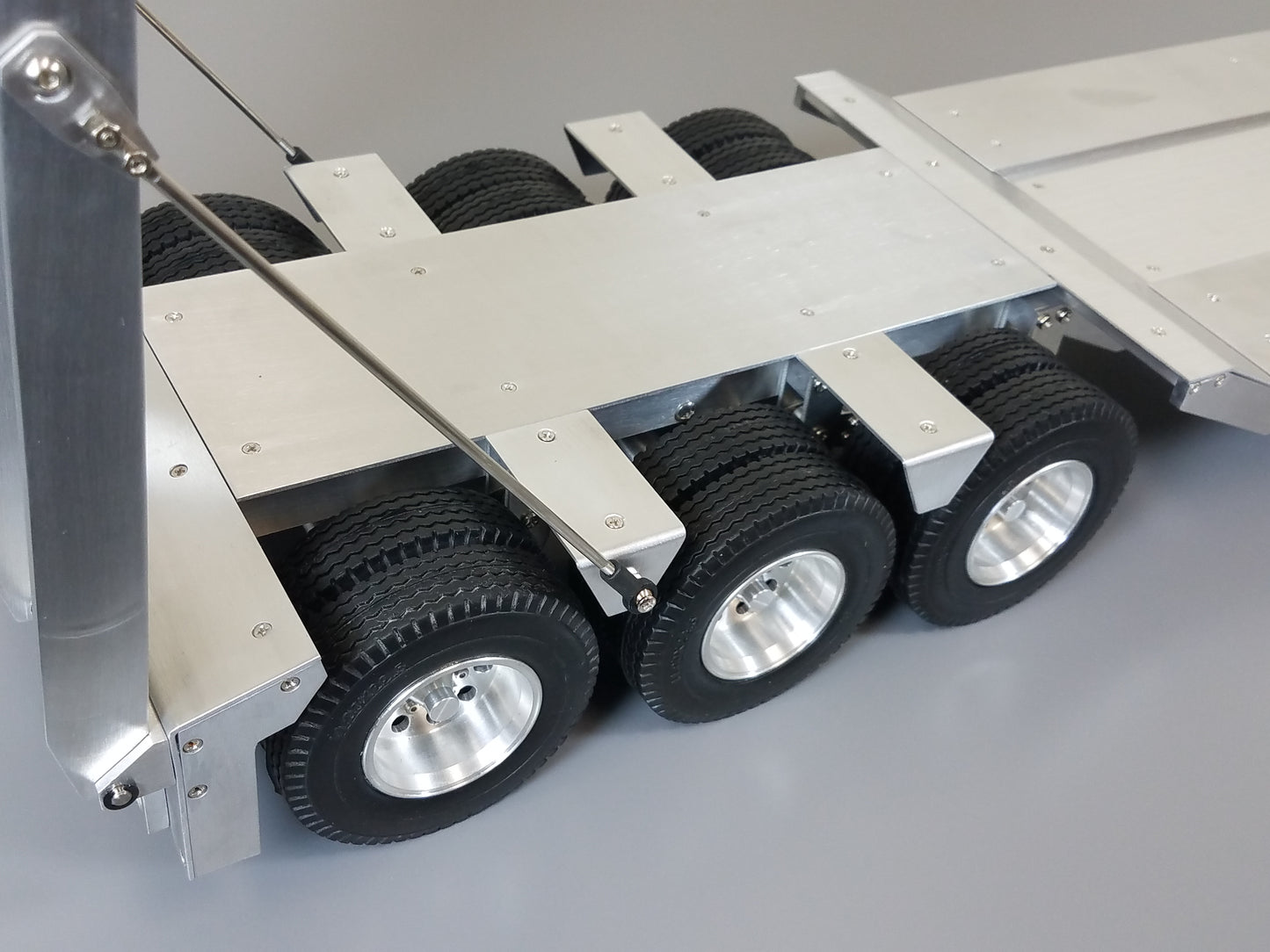 Toy R/C Aluminum Tamiya 1/14 Scale 3-Axle Low Boy Rider Flatbed Deck with Ramp Trailer for King Hauler Knight Hauler Grand Hauler Scania Volvo Mercedes Aeromax Globeliner