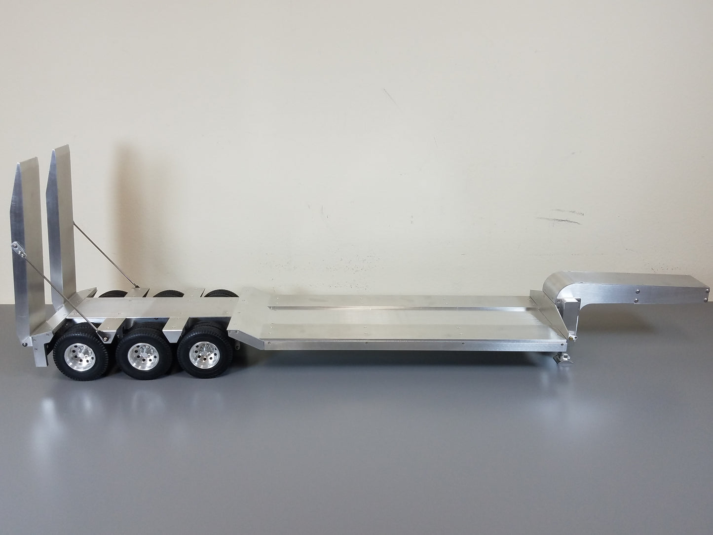 Toy R/C Aluminum Tamiya 1/14 Scale 3-Axle Low Boy Rider Flatbed Deck with Ramp Trailer for King Hauler Knight Hauler Grand Hauler Scania Volvo Mercedes Aeromax Globeliner