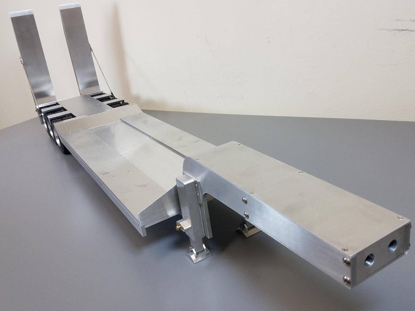 Toy R/C Aluminum Tamiya 1/14 Scale 3-Axle Low Boy Rider Flatbed Deck with Ramp Trailer for King Hauler Knight Hauler Grand Hauler Scania Volvo Mercedes Aeromax Globeliner