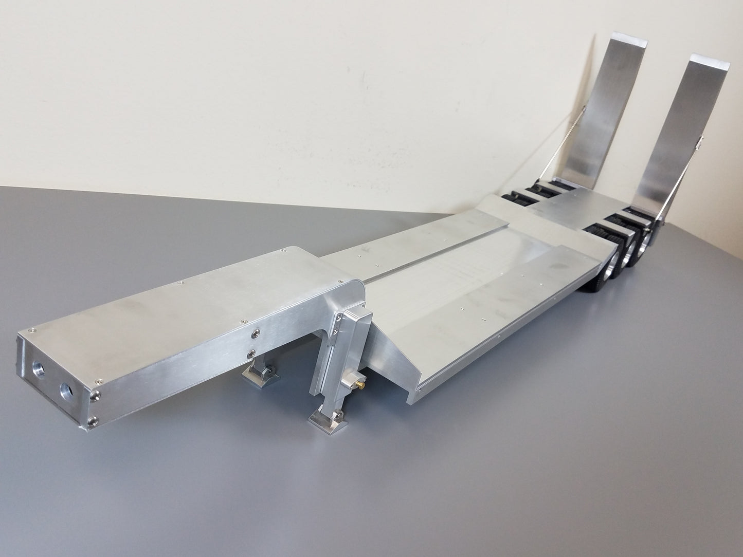Toy R/C Aluminum Tamiya 1/14 Scale 3-Axle Low Boy Rider Flatbed Deck with Ramp Trailer for King Hauler Knight Hauler Grand Hauler Scania Volvo Mercedes Aeromax Globeliner