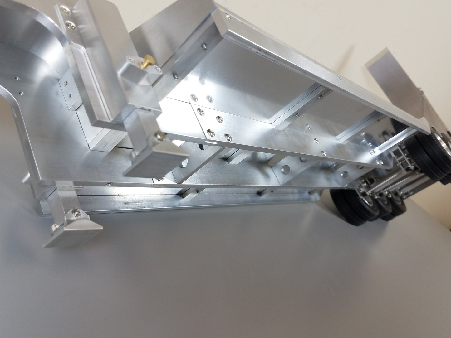 Toy R/C Aluminum Tamiya 1/14 Scale 3-Axle Low Boy Rider Flatbed Deck with Ramp Trailer for King Hauler Knight Hauler Grand Hauler Scania Volvo Mercedes Aeromax Globeliner
