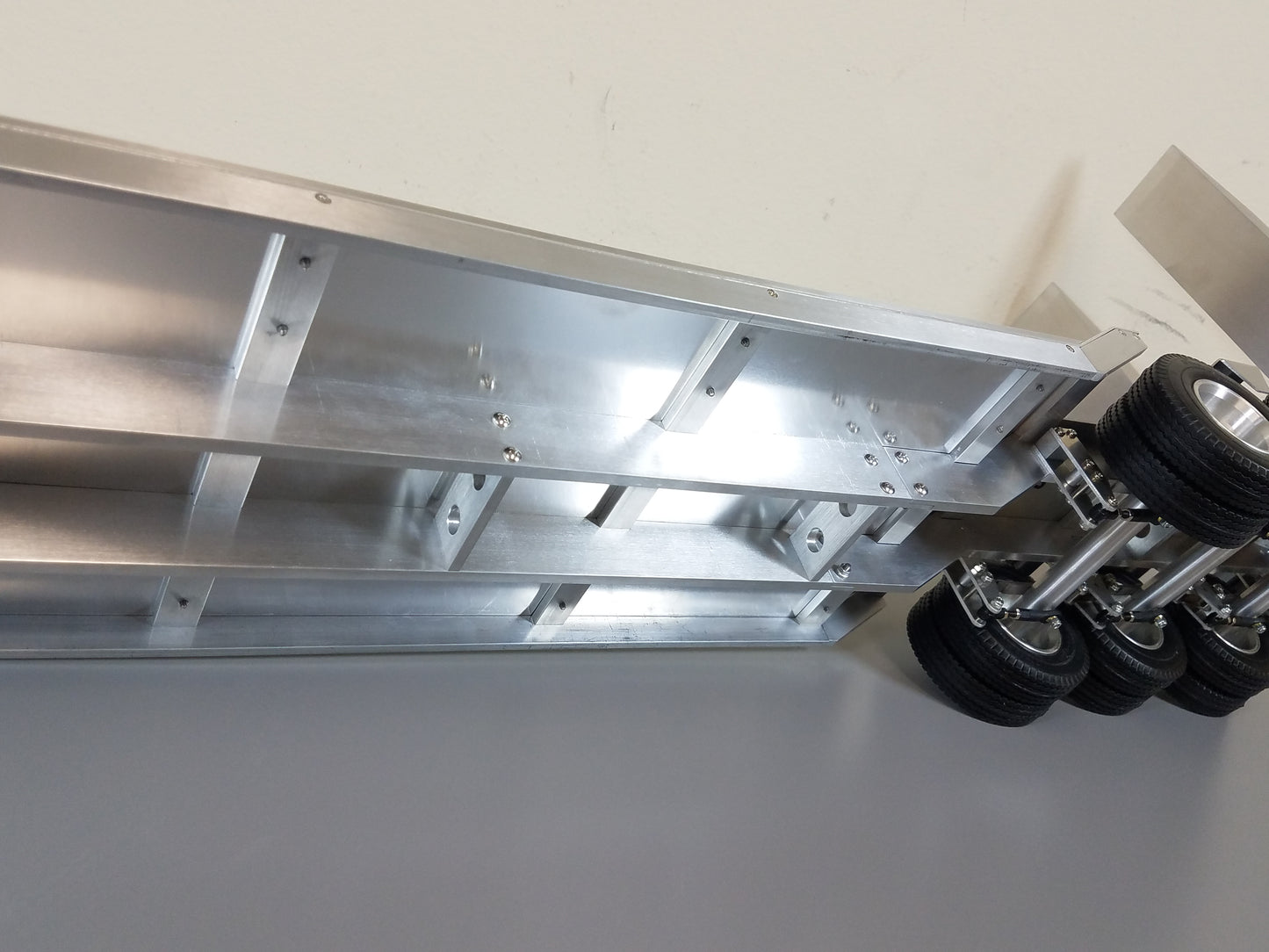 Toy R/C Aluminum Tamiya 1/14 Scale 3-Axle Low Boy Rider Flatbed Deck with Ramp Trailer for King Hauler Knight Hauler Grand Hauler Scania Volvo Mercedes Aeromax Globeliner