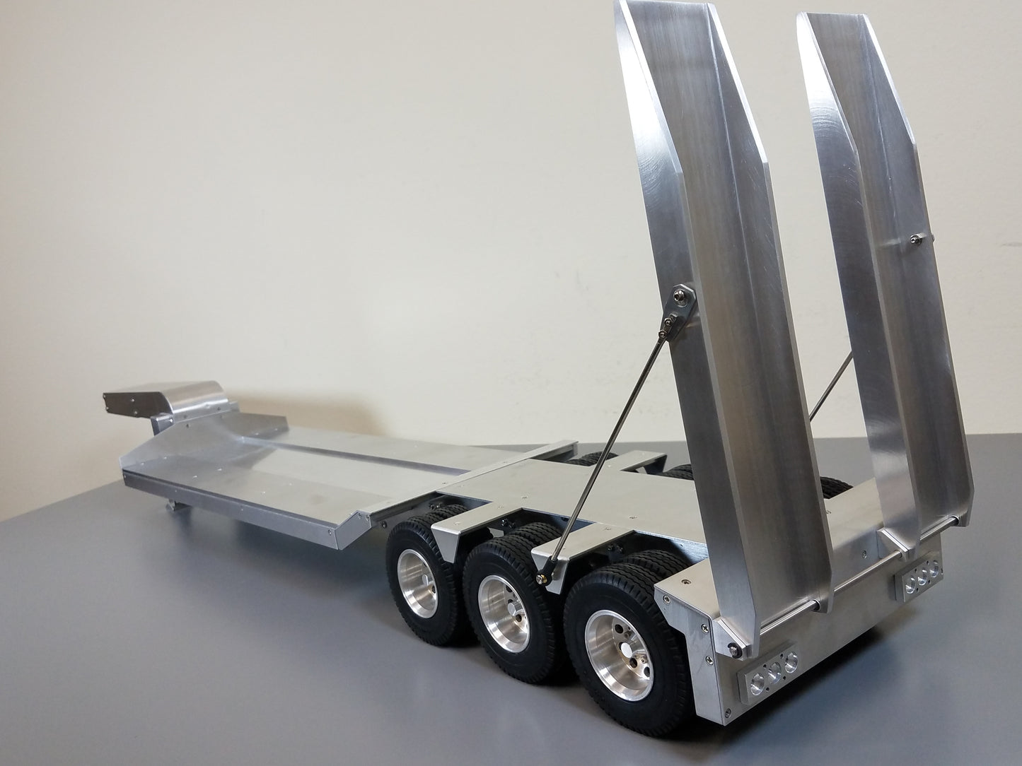 Toy R/C Aluminum Tamiya 1/14 Scale 3-Axle Low Boy Rider Flatbed Deck with Ramp Trailer for King Hauler Knight Hauler Grand Hauler Scania Volvo Mercedes Aeromax Globeliner