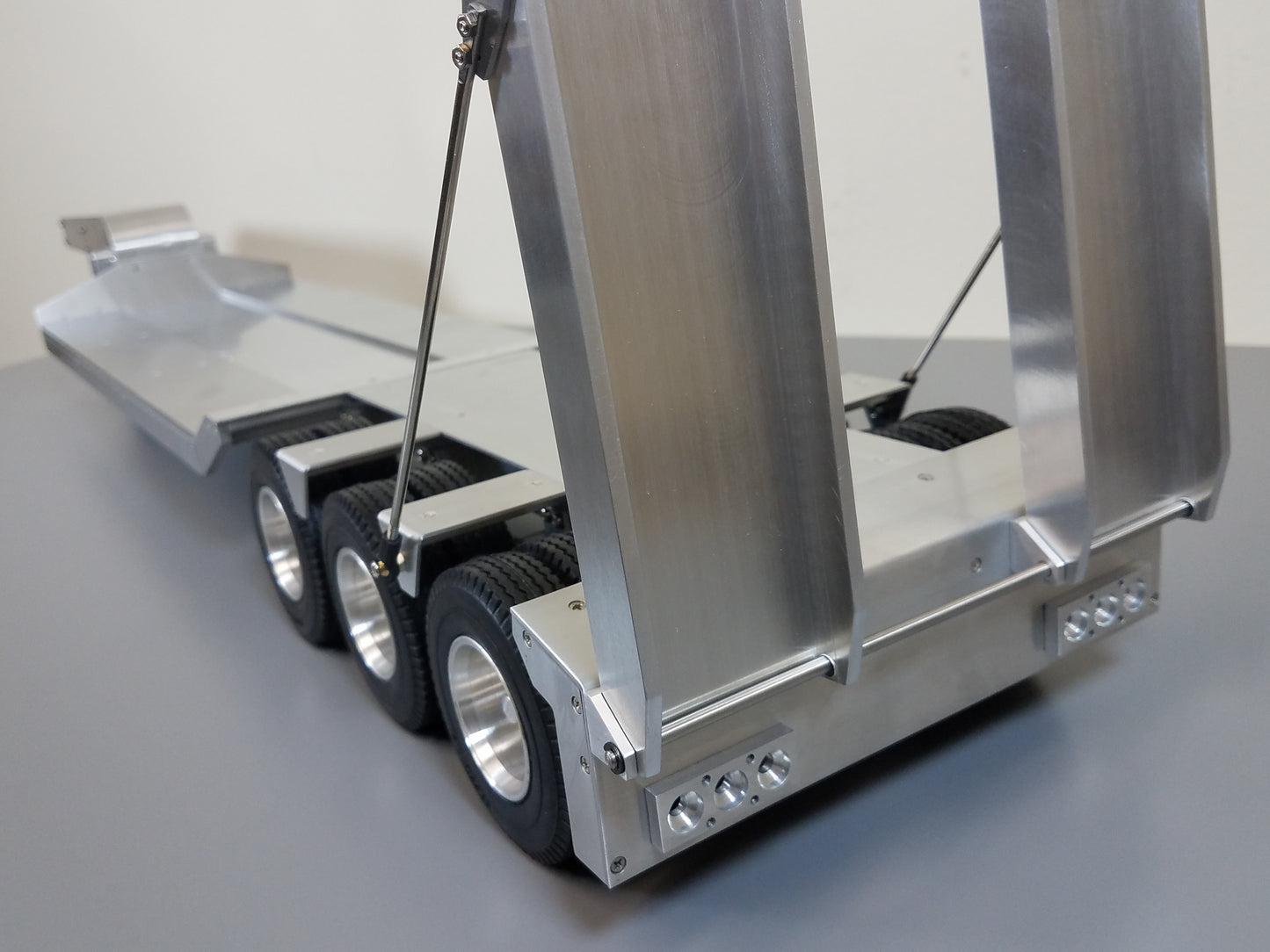 Toy R/C Aluminum Tamiya 1/14 Scale 3-Axle Low Boy Rider Flatbed Deck with Ramp Trailer for King Hauler Knight Hauler Grand Hauler Scania Volvo Mercedes Aeromax Globeliner