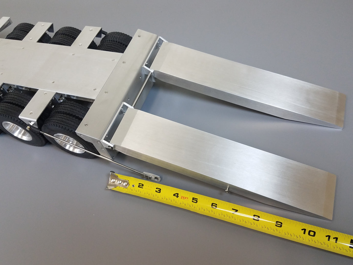 Toy R/C Aluminum Tamiya 1/14 Scale 3-Axle Low Boy Rider Flatbed Deck with Ramp Trailer for King Hauler Knight Hauler Grand Hauler Scania Volvo Mercedes Aeromax Globeliner