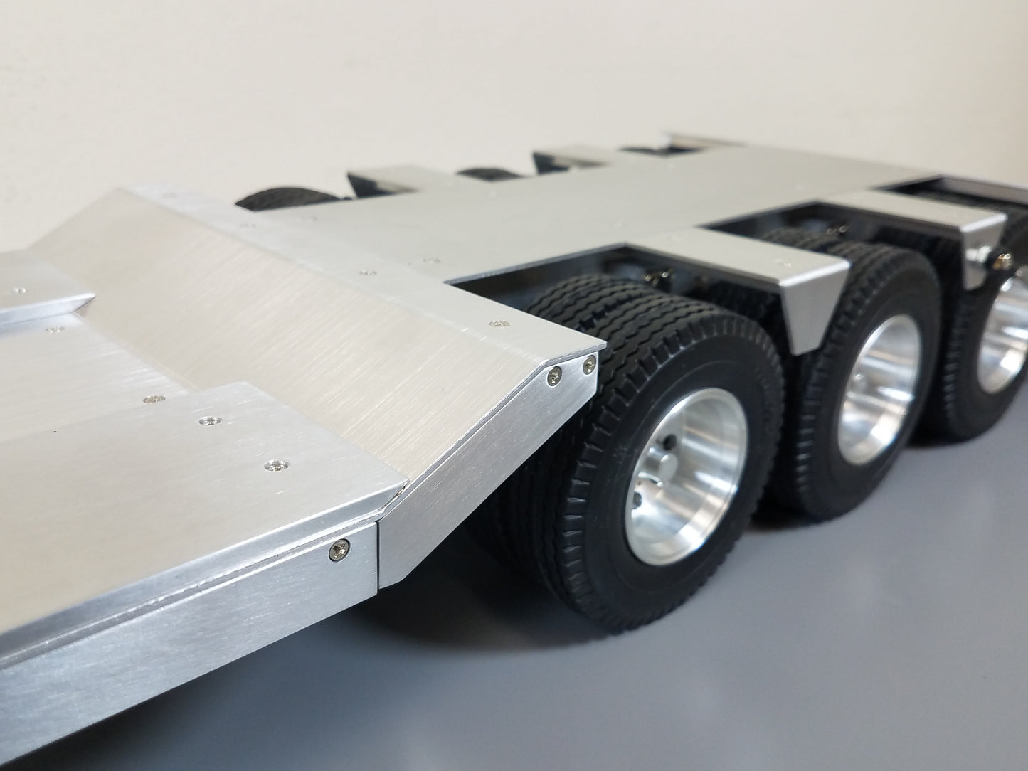 Toy R/C Aluminum Tamiya 1/14 Scale 3-Axle Low Boy Rider Flatbed Deck with Ramp Trailer for King Hauler Knight Hauler Grand Hauler Scania Volvo Mercedes Aeromax Globeliner