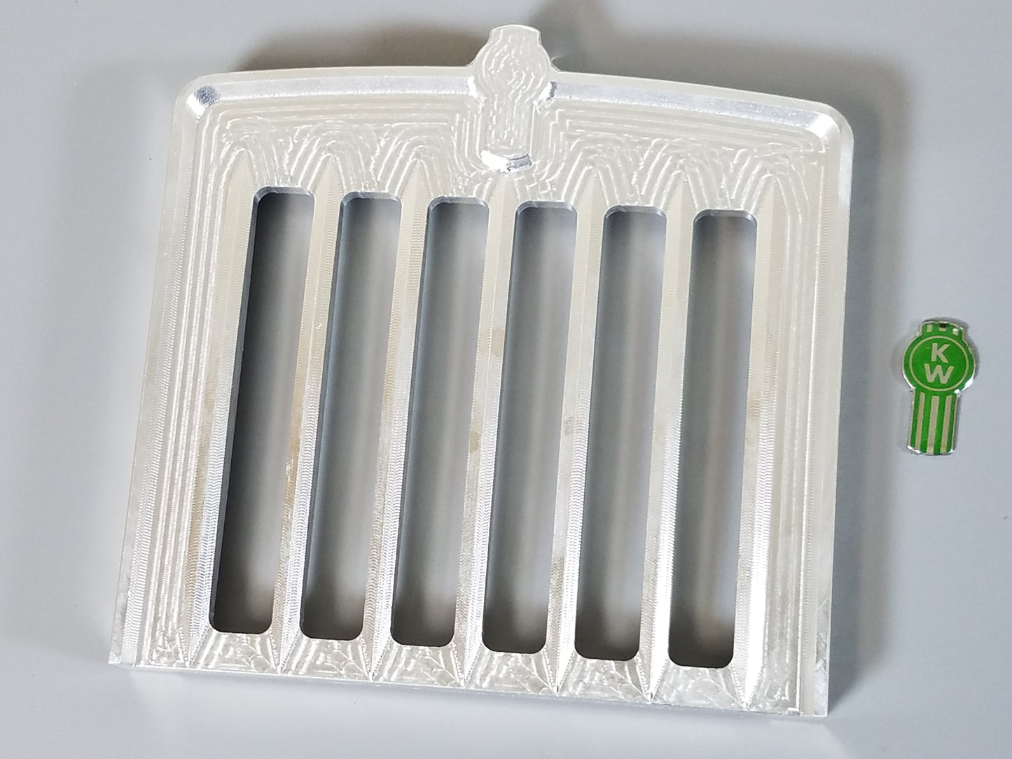 Aluminum Front Grill + 1.7cm KW Green Logo Emblem for Tamiya R/C 1/14 King Hauler Grand Hauler