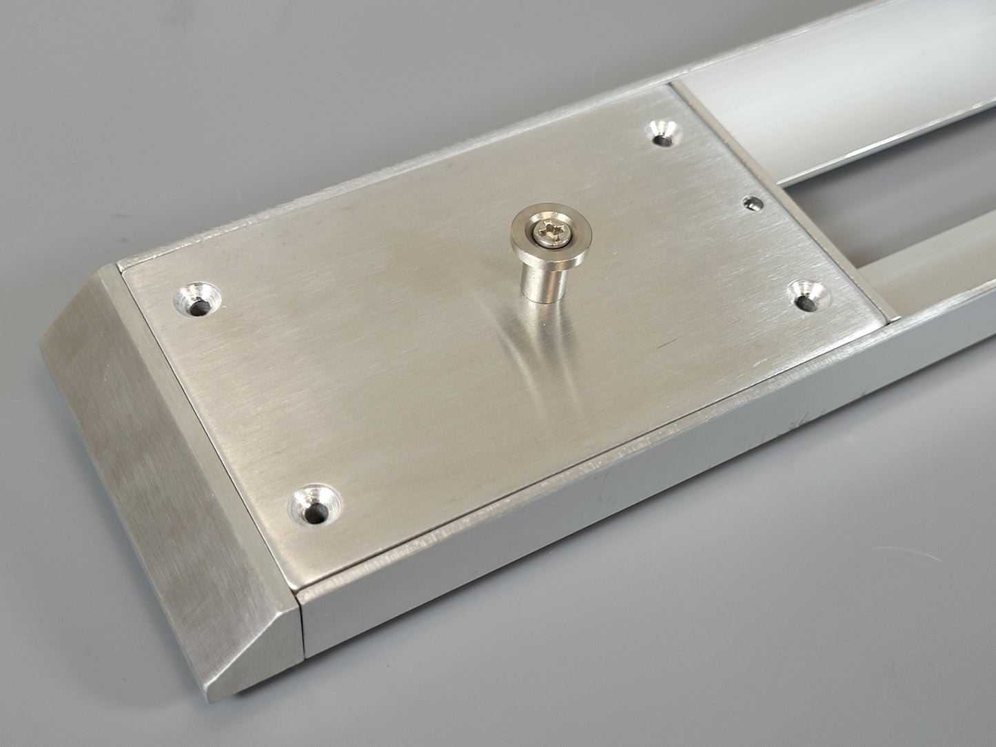 Trailer King Pin with Mounting Plate + Front and Rear Stay  5th Wheel Coupling Coupler for Tamiya 1/14 Toy R/C Semi Truck King Hauler Grand Hauler Knight Hauler Cascadia Globeliner Aeromax Scania