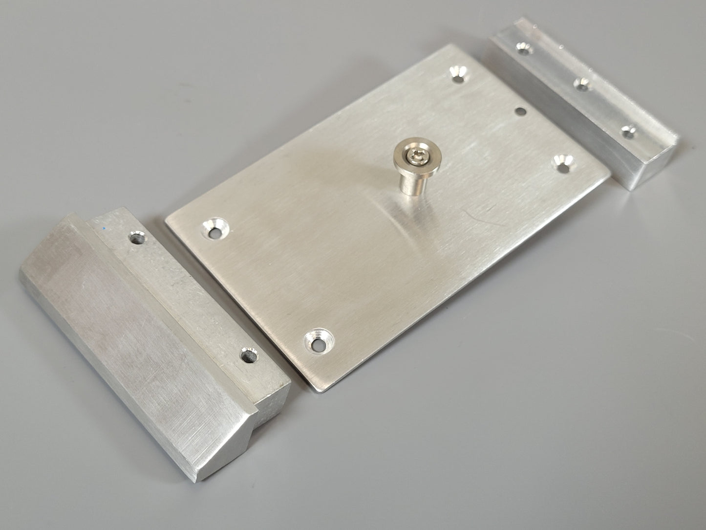 Trailer King Pin with Mounting Plate + Front and Rear Stay  5th Wheel Coupling Coupler for Tamiya 1/14 Toy R/C Semi Truck King Hauler Grand Hauler Knight Hauler Cascadia Globeliner Aeromax Scania