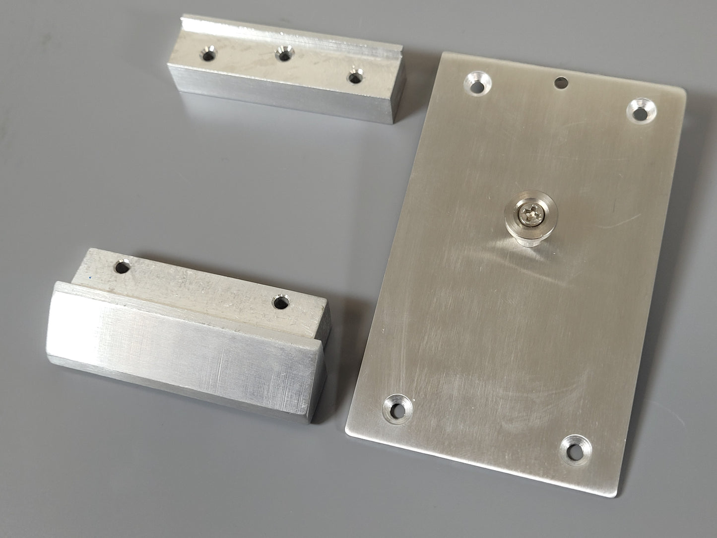 Trailer King Pin with Mounting Plate + Front and Rear Stay  5th Wheel Coupling Coupler for Tamiya 1/14 Toy R/C Semi Truck King Hauler Grand Hauler Knight Hauler Cascadia Globeliner Aeromax Scania