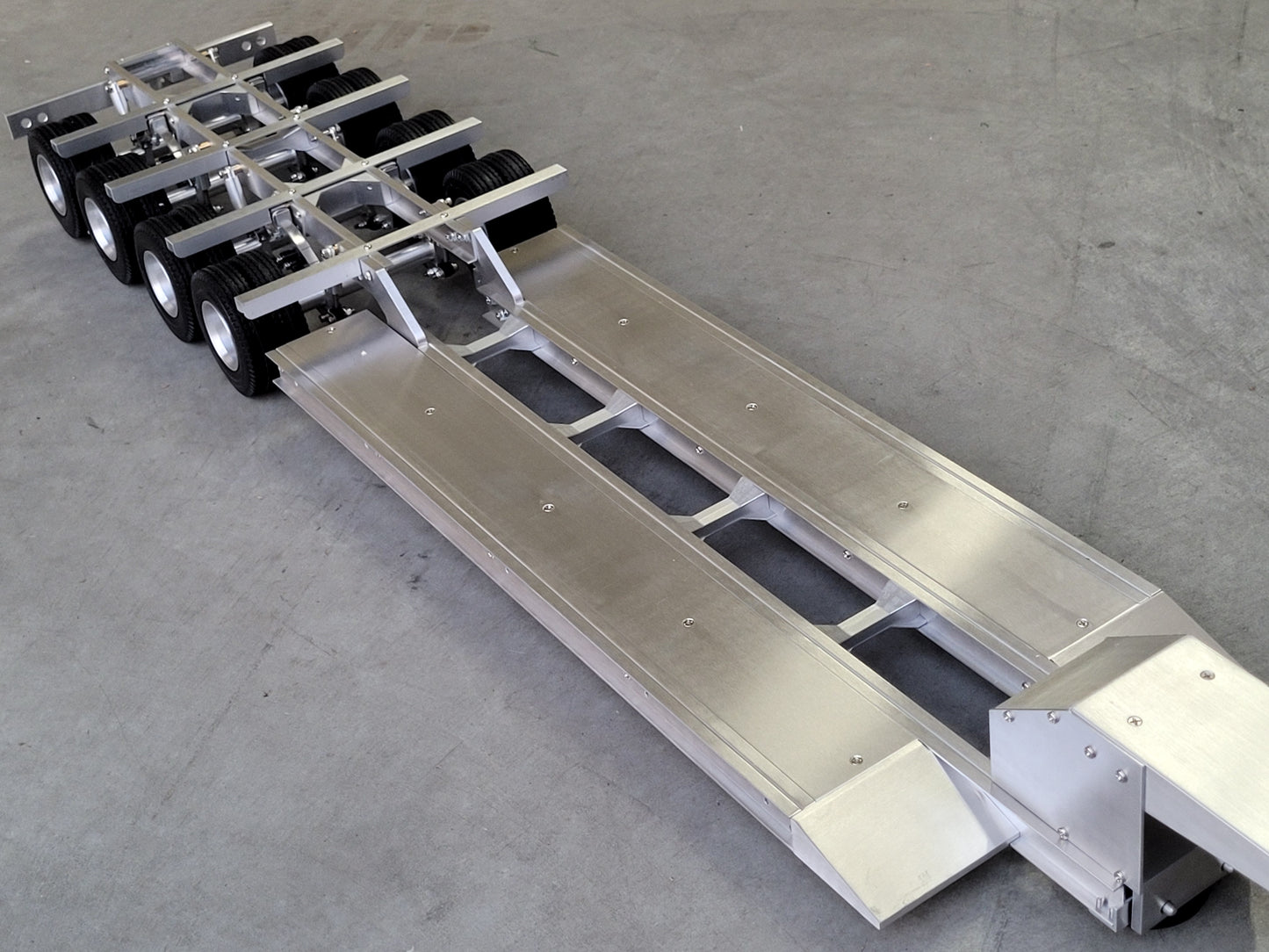 Aluminum Toy Goose Neck 4-Axles Flatbed Lower Deck Trailer for Tamiya 1/14 King Grand Knight Hauler Globeliner Cascadia Scania Aeromax  Arcos